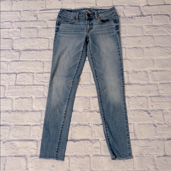 American Eagle Low Rise Jegging Light Wash Blue Denim Skinny Stretchy Size 2 Reg - Picture 1 of 11